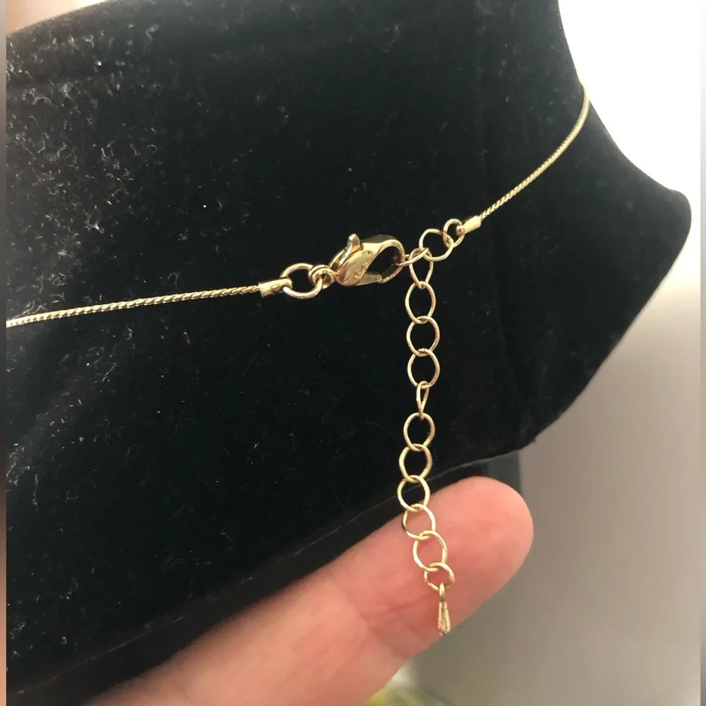 Faux Pearl fashion necklace gold tone chain . Jewellery - Picture 11 of 11